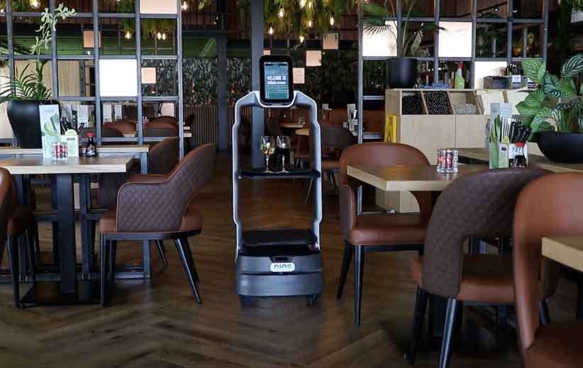Servierroboter-im-Restaurant-liefert-Wein Service-Roboter im Restaurant